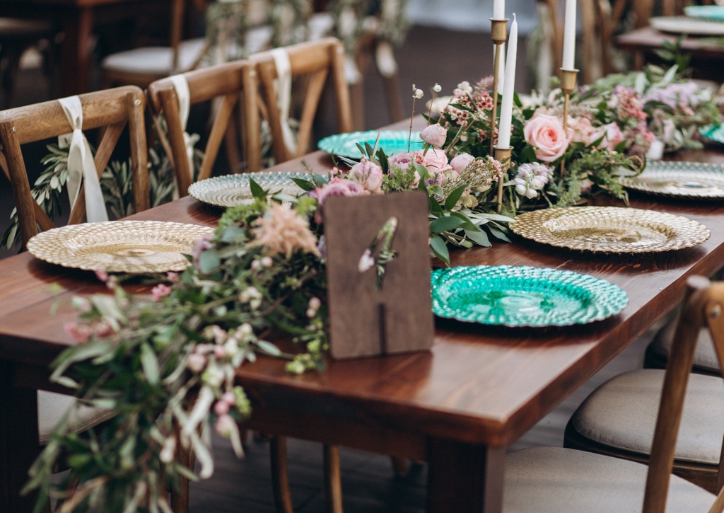 Blumen für die Hochzeit, Hochzeitstisch, Blumenschmuck, Blumendeko