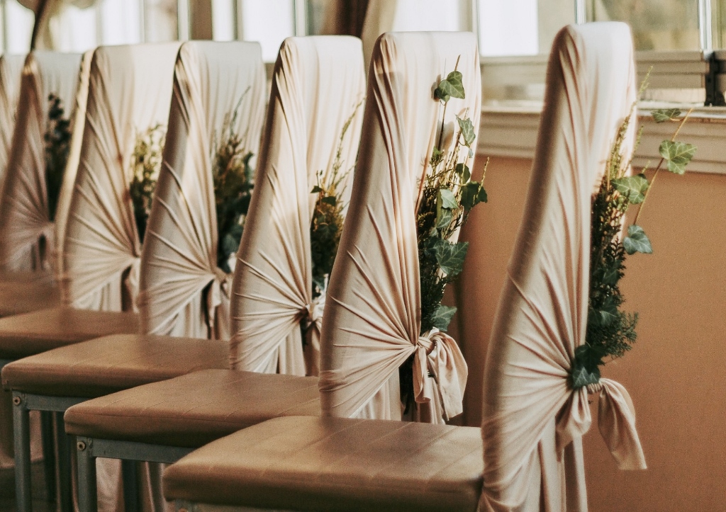 Blumen für die Hochzeit, Hochzeitsstuhl, Dekoration, Efeu